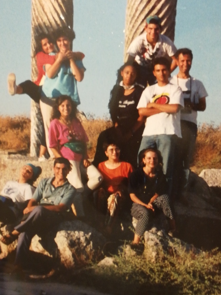 don Andrea con il gruppo dei giovani in pellegrinaggio in Medio Oriente